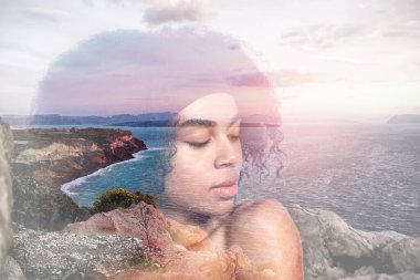 Genç ve güzel Afro-Amerikalı kadın ve deniz ve dağlarla manzaraya iki kez maruz kaldı.