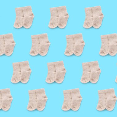 Açık mavi arka planda bir sürü bebek çorabı. Tasarım için desen