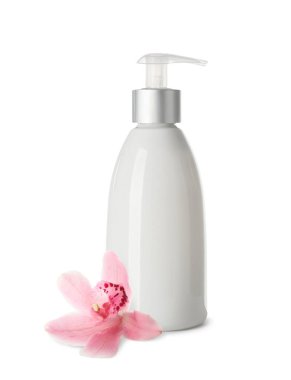 Beyaz arka planda bir şişe kozmetik ürünü ve orkide çiçeği.