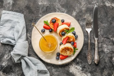 Süzme peynirli krep, böğürtlen ve ballı kase.