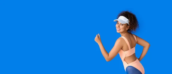 Deportiva Mujer Afroamericana Corriendo Sobre Fondo Azul Con Espacio Para — Foto de Stock