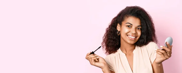 Krásná Mladá Afroamerická Žena Aplikující Řasenku Růžové Pozadí Prostorem Pro — Stock fotografie
