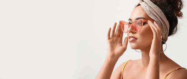 Hermosa Mujer Afroamericana Con Estilo Sobre Fondo Claro Con Espacio — Foto de Stock