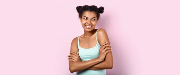 Portré Gyönyörű Afro Amerikai Rózsaszín Háttér — Stock Fotó