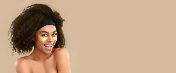 Portret Pięknej Afroamerykanki Przepaskami Pod Oczami Beżowym Tle Miejscem Tekst — Zdjęcie stockowe
