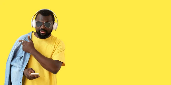 Jóképű Afro Amerikai Férfi Zenét Hallgat Sárga Háttérrel Helyet Szöveges — Stock Fotó