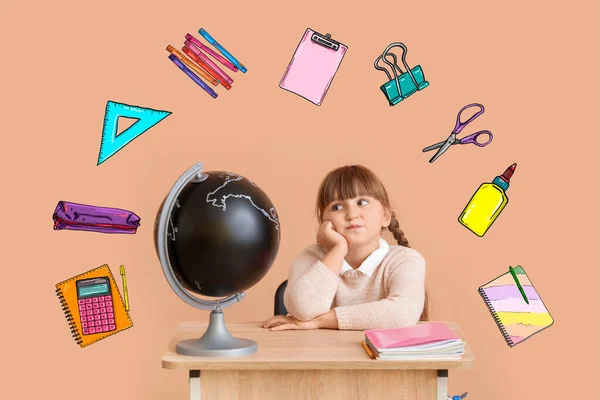 Bedachtzaam Klein Schoolmeisje Zitten Aan Het Bureau Tegen Kleur Achtergrond — Stockfoto