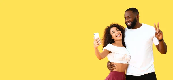 Portret Szczęśliwej Afroamerykańskiej Pary Robiącej Selfie Żółtym Tle Miejscem Tekst — Zdjęcie stockowe