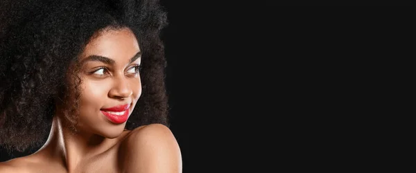 Portret Van Mooie Afro Amerikaanse Vrouw Donkere Achtergrond Met Ruimte — Stockfoto