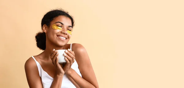 Mooie Afro Amerikaanse Vrouw Met Eye Patches Drinken Van Koffie — Stockfoto