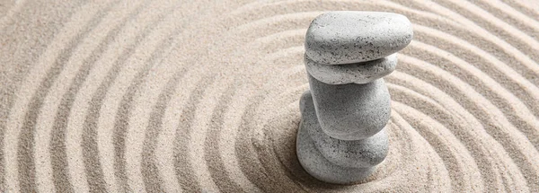 Piedras Sobre Arena Con Líneas Concepto Zen — Foto de Stock