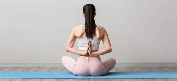 Ung Kvinna Som Utövar Yoga Nära Ljusväggen Zenkonceptet — Stockfoto