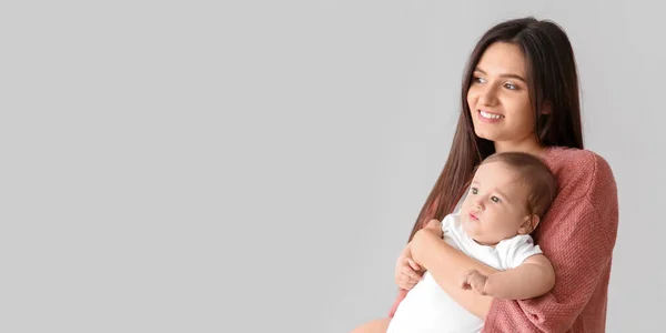 Madre Feliz Lindo Bebé Fondo Claro Con Espacio Para Texto —  Fotos de Stock