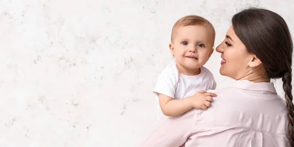 Madre Feliz Lindo Bebé Fondo Claro Con Espacio Para Texto —  Fotos de Stock