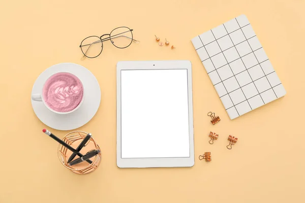 Cup Pink Matcha Tea Tablet Computer Blank Screen Eyeglasses Stationery — Stock Photo, Image
