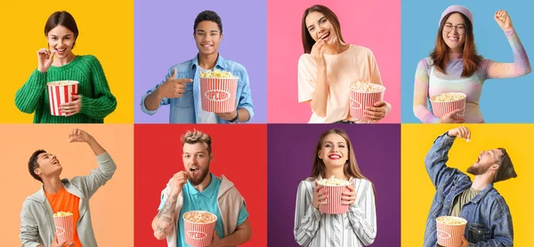 Grupp Ungdomar Med Knapriga Popcorn Färgglada Bakgrund — Stockfoto