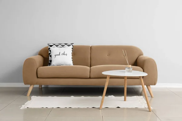 Modernes Sofa Und Tisch Der Nähe Der Hellen Wand Zimmer — Stockfoto