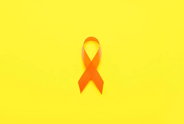 Oranje Bewustmakingslint Gele Achtergrond Nierkankerconcept — Stockfoto