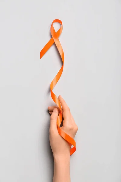 Vrouw Met Oranje Bewustzijnslint Grijze Achtergrond Nierkankerconcept — Stockfoto