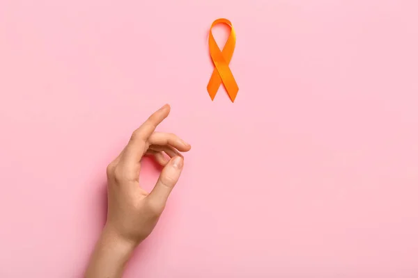 Kvinna Med Orange Medvetenhet Band Rosa Bakgrund Koncept För Njurcancer — Stockfoto