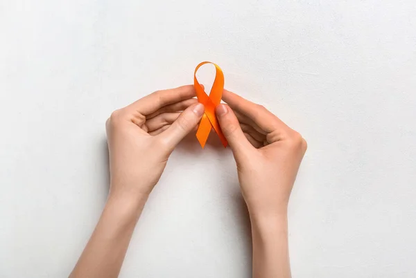 Kvinna Med Orange Medvetenhet Band Vit Bakgrund Koncept För Njurcancer — Stockfoto