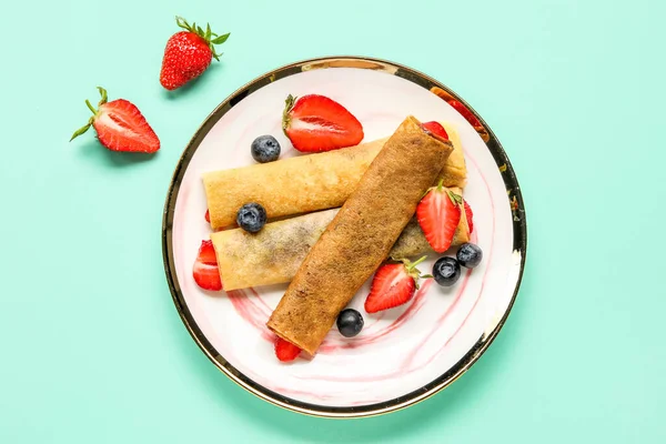 Plate Thin Pancakes Strawberries Blueberries Green Background — Stock Photo, Image