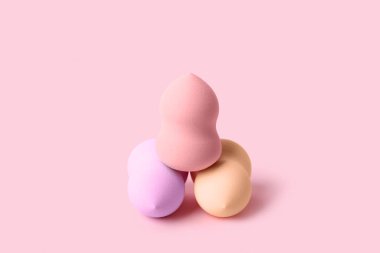 Pembe arka planda makyaj süngerleri