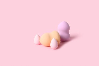 Pembe arka planda makyaj süngerleri