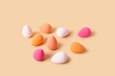 Renk arkaplanına farklı makyaj süngerleri