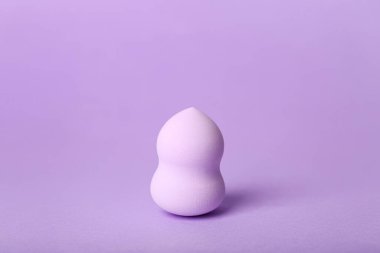 Leylak arkaplanda makyaj süngeri