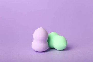 Leylak arka planında makyaj süngeri