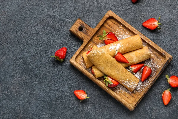 Platte Mit Dünnen Pfannkuchen Zuckerpuder Und Erdbeeren Auf Dunklem Hintergrund — Stockfoto