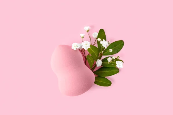 Skład Gąbką Makijażu Zielonym Liściem Kwiatami Różowym Tle — Zdjęcie stockowe
