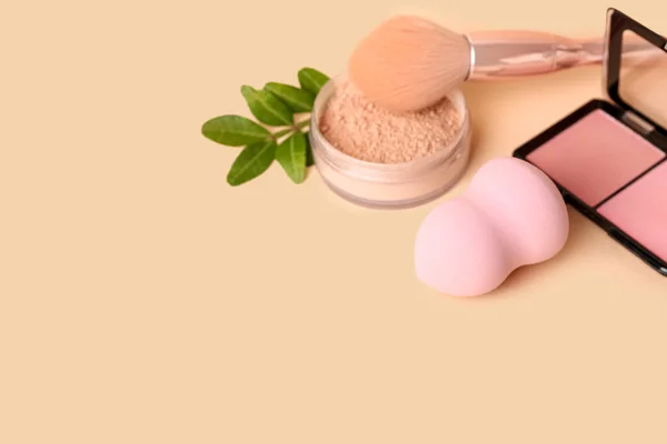 Esponja Maquillaje Pincel Cosméticos Sobre Fondo Color —  Fotos de Stock