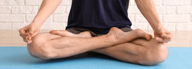 Spor adamı içeride yoga yapıyor. Zen kavramı
