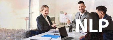 Ofiste ve modern rıhtımda iş adamlarının iki katına çıkarılması. NLP kavramı