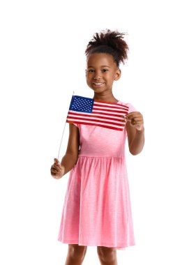 Beyaz arka planda Amerikan bayrağı olan küçük Afro-Amerikalı kız.