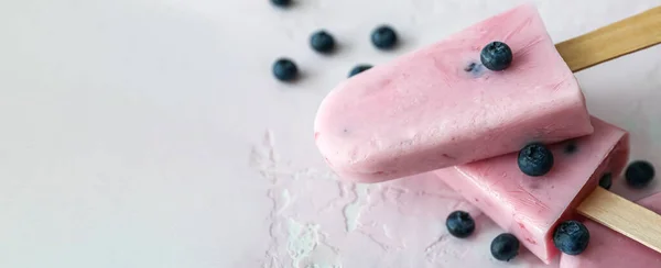 배경에 텍스트를 맛있는 블루베리 아이스크림 — 스톡 사진