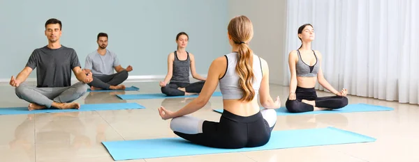 Gruppe Von Menschen Die Yoga Fitnessstudio Praktizieren Zen Konzept — Stockfoto