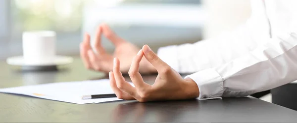 Junge Geschäftsfrau Meditiert Arbeitsplatz Büro Nahaufnahme Zen Konzept — Stockfoto