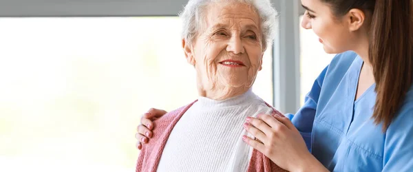 Caregiver Senior Woman Nursing Home — Stock Photo, Image
