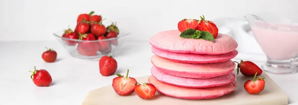 淡淡的草莓味粉色薄饼 — 图库照片