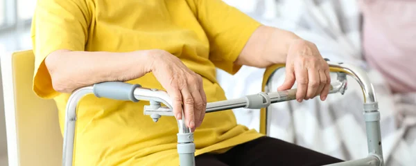 Donna Anziana Disabile Con Telaio Piedi Casa Cura — Foto Stock