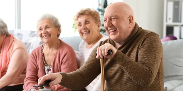 Grupa Szczęśliwych Seniorów Spędzających Czas Domu Opieki — Zdjęcie stockowe