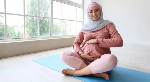 Jeune Femme Musulmane Enceinte Faisant Des Pilates Dans Salle Gym — Photo