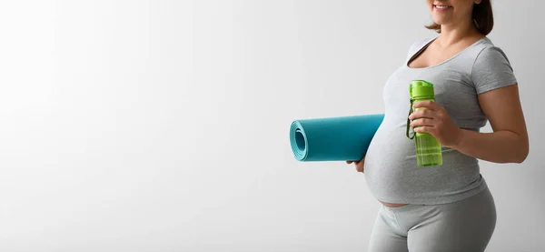 Young Pregnant Woman Yoga Mat Bottle Water Light Background Space — Stock Photo, Image