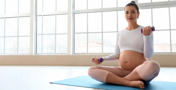 Jonge Zwangere Vrouw Met Halters Doen Pilates Sportschool — Stockfoto