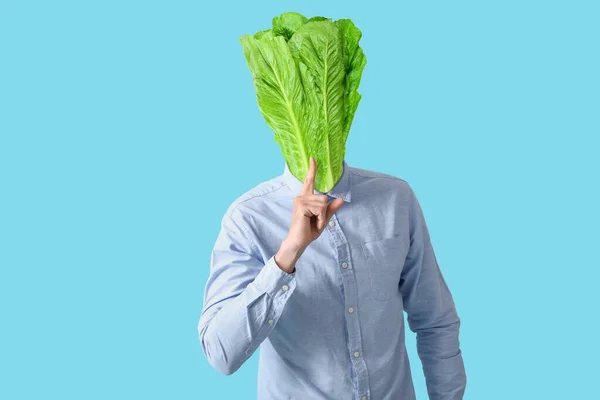 Mann Mit Frischem Salat Statt Kopf Auf Blauem Hintergrund — Stockfoto