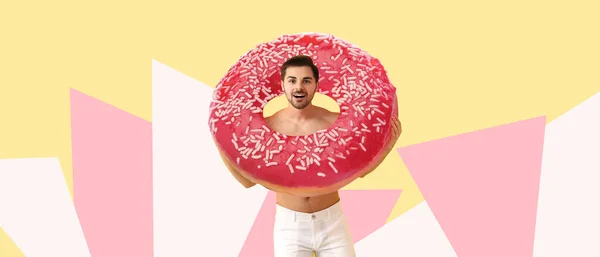 Красивый Мужчина Большим Вкусным Пончиком Цветном Фоне — стоковое фото