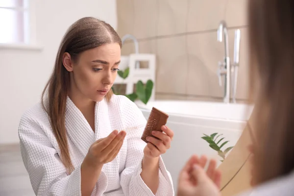 Jeune Femme Avec Problème Pellicules Dans Salle Bain — Photo